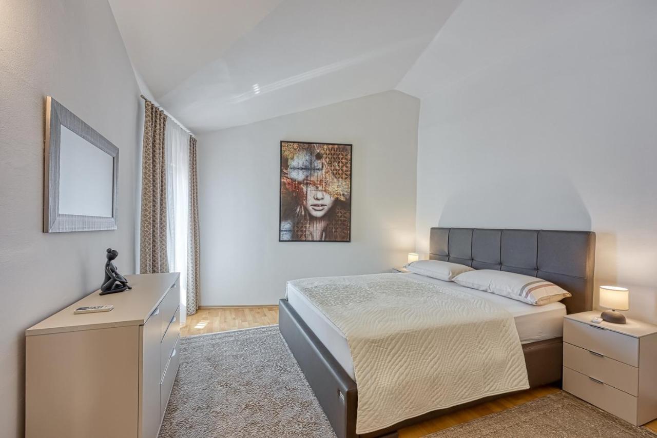 Sara Luxury In City Center 포레치 외부 사진