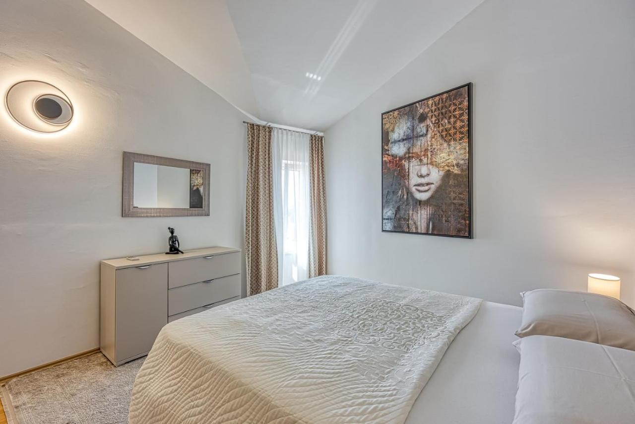 Sara Luxury In City Center 포레치 외부 사진